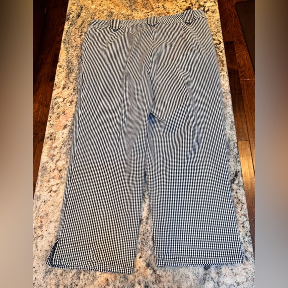 Villager Liz Claiborne. Black & white stretch capri pants - Picture 2 of 8